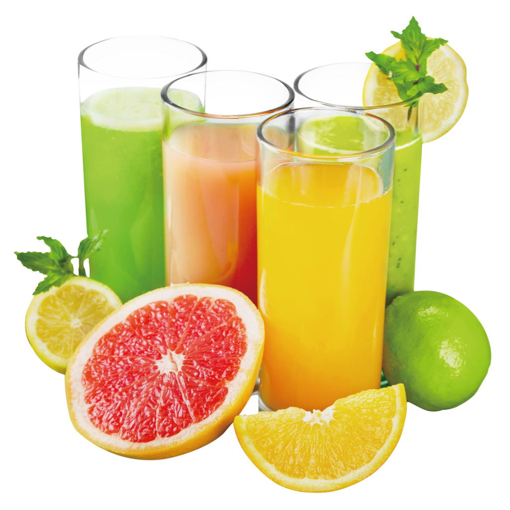 vier Gläser mit verschiedenen Säften und Obst