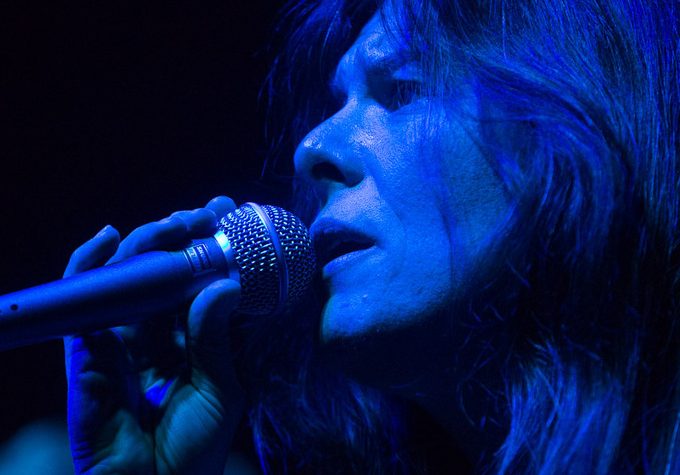 Musikerin Tine Lott hält Mikrofon an den Mund