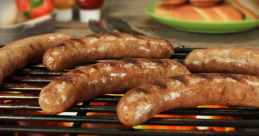 Irische Bratwürste werden auf Grill zubereitet